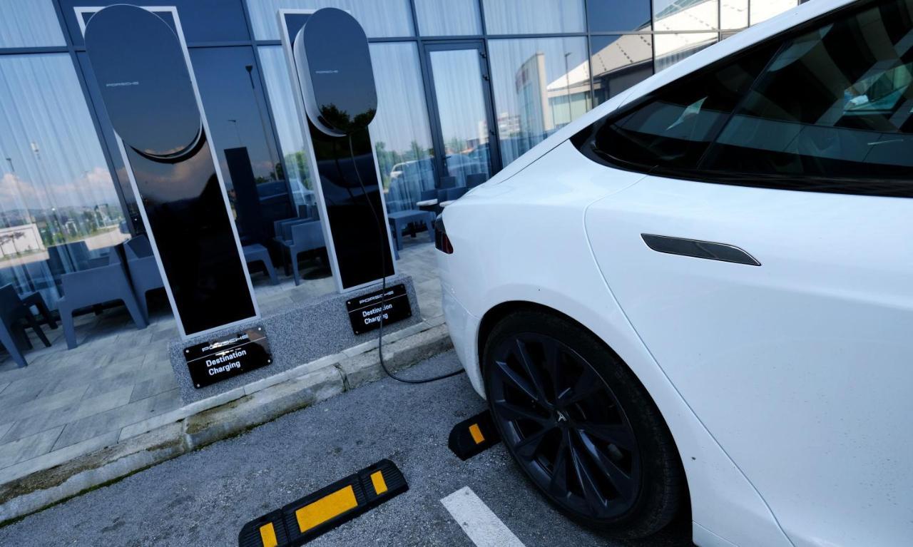 Hotel Hills Sarajevo Congress & Thermal Spa Resort Іліджа Екстер'єр фото Tesla Model S charging at a Supercharger station