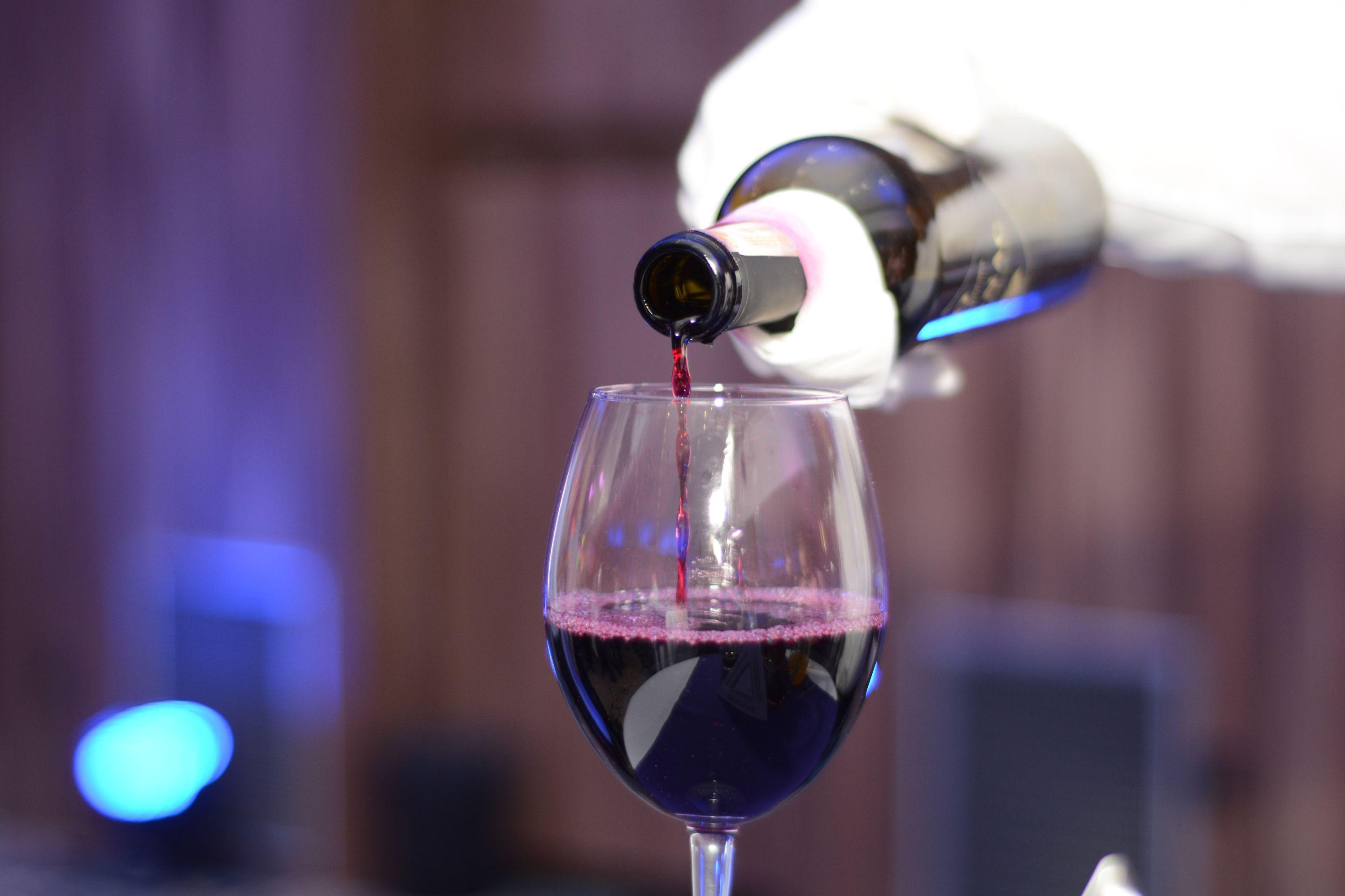Hotel Hills Sarajevo Congress & Thermal Spa Resort Іліджа Екстер'єр фото Wine being poured