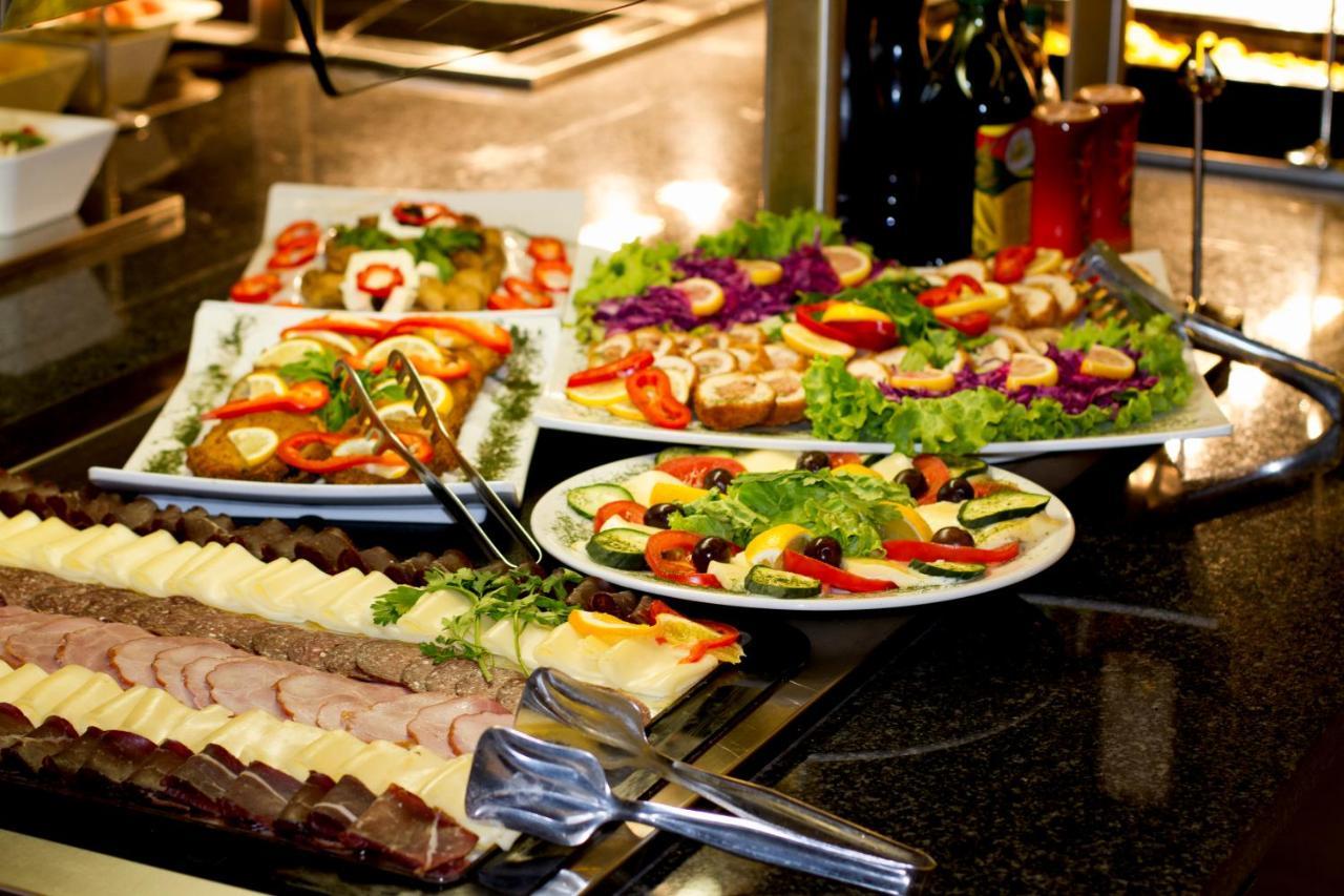 Hotel Hills Sarajevo Congress & Thermal Spa Resort Іліджа Екстер'єр фото A buffet