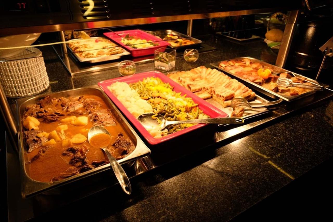 Hotel Hills Sarajevo Congress & Thermal Spa Resort Іліджа Екстер'єр фото A hot buffet