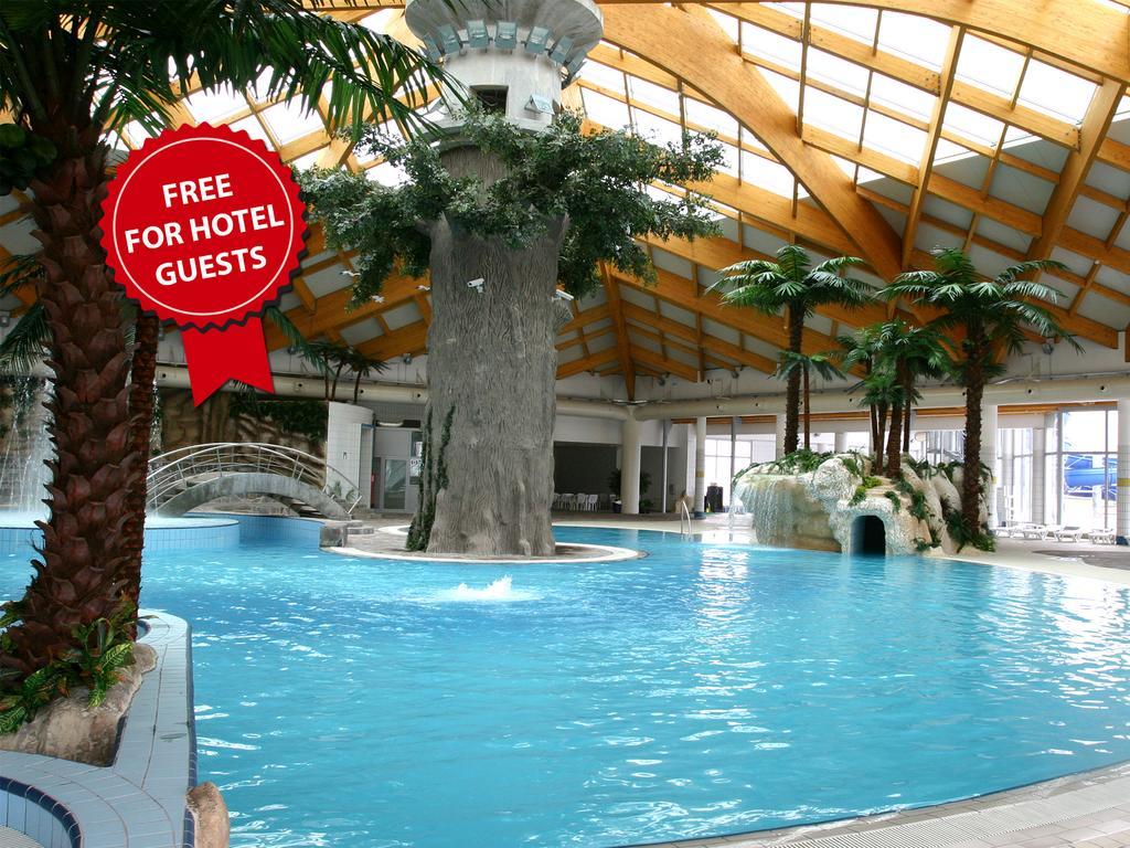 Hotel Hills Sarajevo Congress & Thermal Spa Resort Іліджа Екстер'єр фото The swimming pool at the hotel