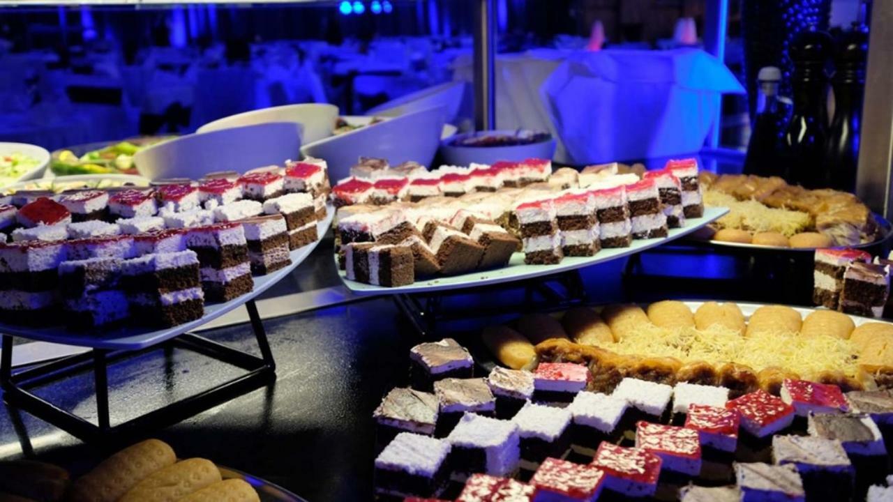 Hotel Hills Sarajevo Congress & Thermal Spa Resort Іліджа Екстер'єр фото A selection of desserts
