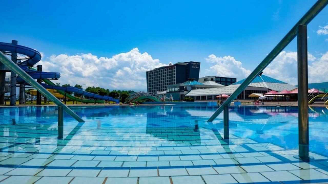 Hotel Hills Sarajevo Congress & Thermal Spa Resort Іліджа Екстер'єр фото The pool at the hotel